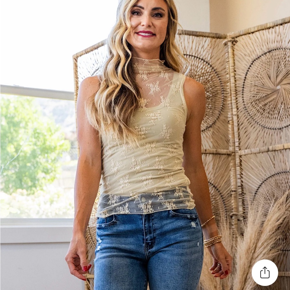 Arrow 22's women's boutique store - Elegant Lace Sleeveless Top